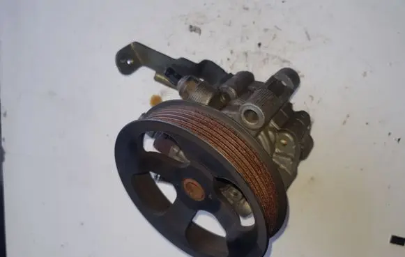 Toyota RAV 4 (XA20) Power steering pump