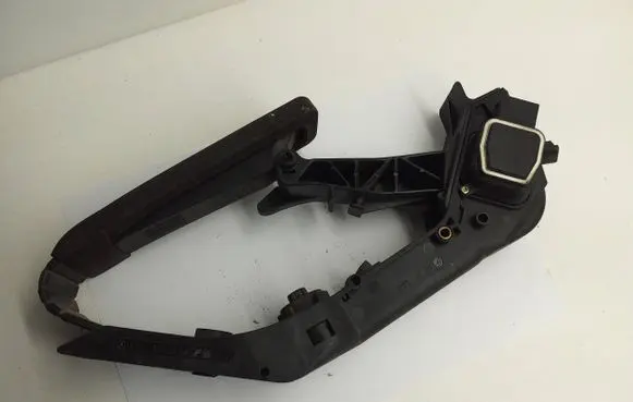 Accelerator throttle pedal