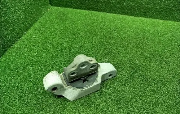 Peugeot 3008 II Engine mount bracket 9821256080