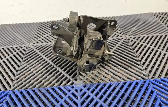 Toyota Auris E180 Engine mount bracket