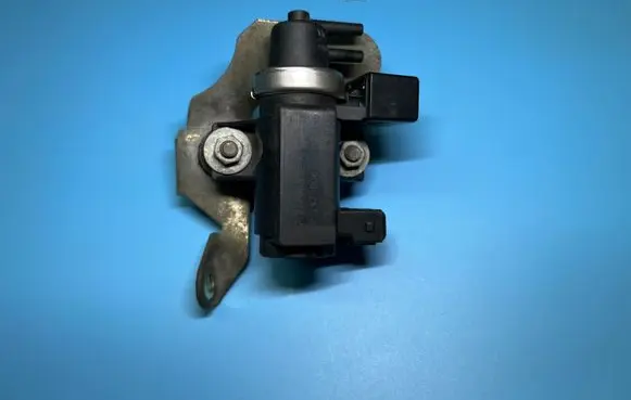 BMW 5 E39 Turbo solenoid valve 72279600 2247906
