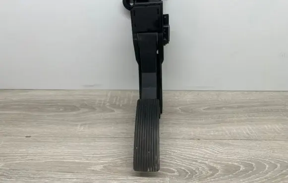 Mercedes-Benz GL X164 Accelerator throttle pedal A1643000004 0558 ZGS008
