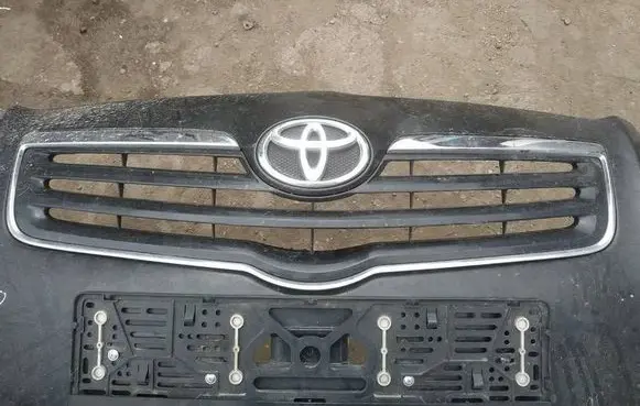 Toyota Avensis T250 Front grill 