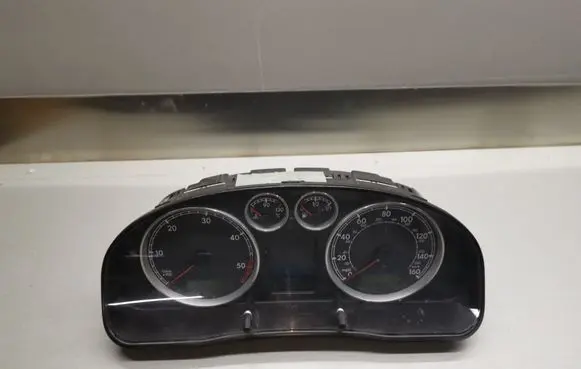 Volkswagen PASSAT B5.5 Speedometer (instrument cluster) 3B0920927A