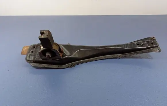 Engine mount vacuum valve