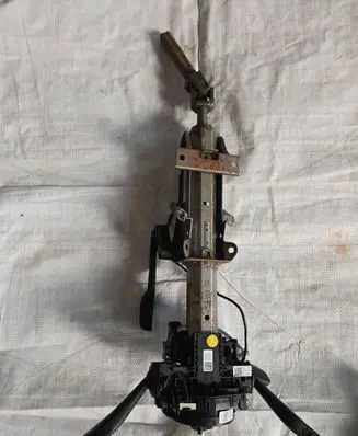 Volkswagen Golf VI Steering wheel axle 1K1419502BB 64909781