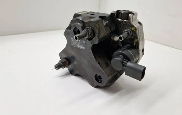BMW 5 E60 E61 Fuel injection high pressure pump 7788678