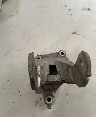 Citroen C5 Engine mounting bracket