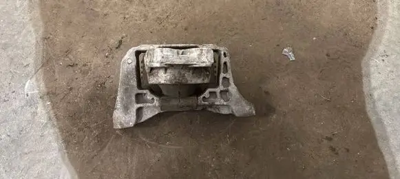 Volvo S40 Engine mount bracket