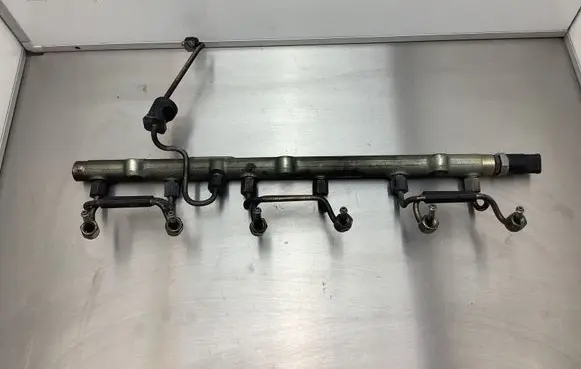 BMW 7 E38 Fuel main line pipe 0281002405