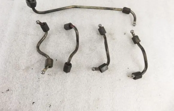 KIA Carens II Fuel injector supply line/pipe 