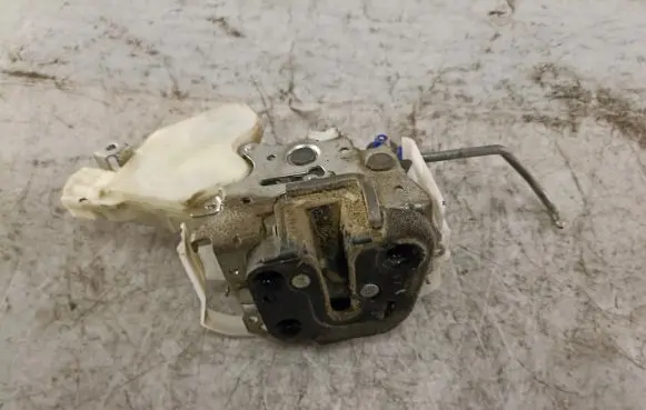 Suzuki Grand Vitara II Loading door lock 8055265J00 0882074A