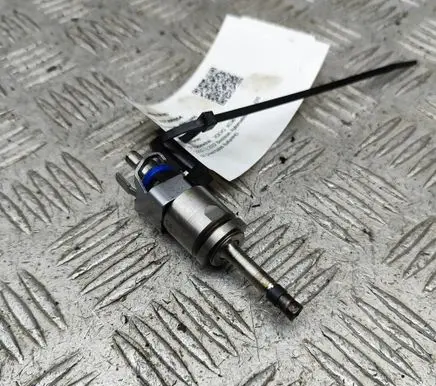 Volvo XC90 Fuel injector 32140075