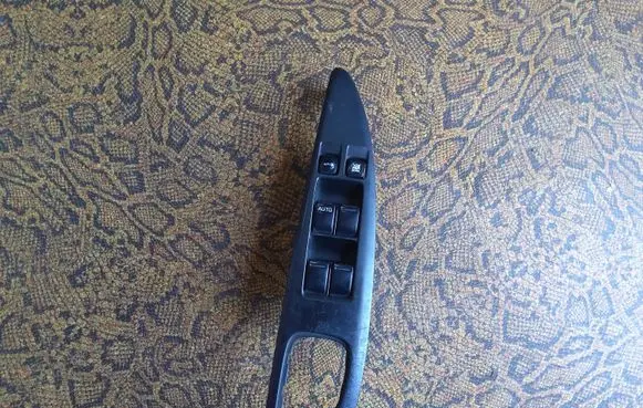 Nissan Primera Electric window control switch 25401AV640 C8DD702N