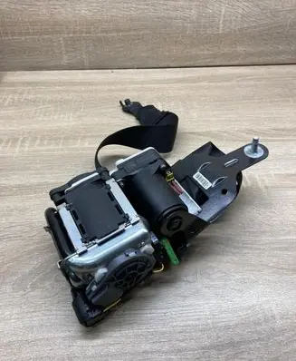 Mercedes-Benz C W204 Front seatbelt 616774500 A2048602365 621933200B