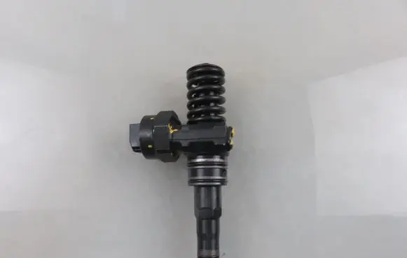 Volkswagen Bora Fuel injector 0414720015 038130073J