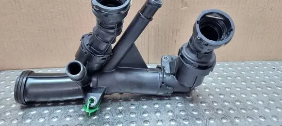 Volkswagen Golf VII Thermostat housing 04L121071F