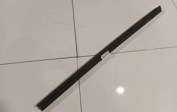 Toyota Avensis T250 Front door glass trim molding