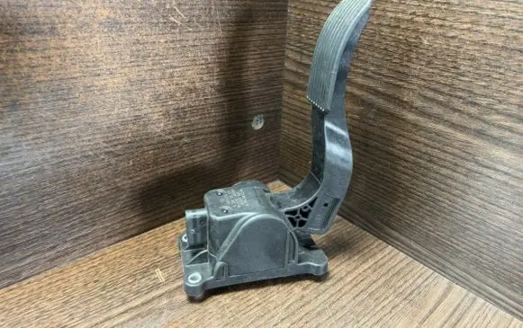 Accelerator throttle pedal