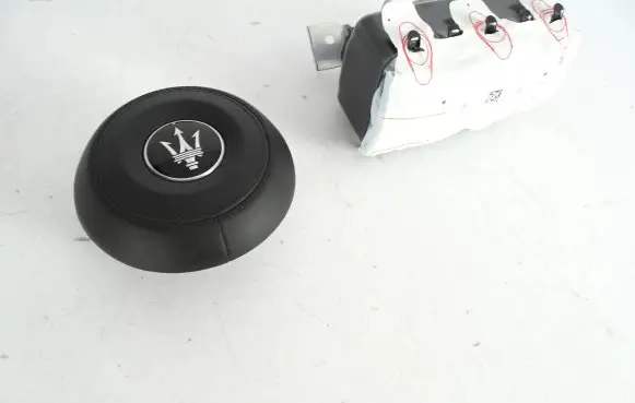 Maserati GranTurismo Steering wheel airbag
