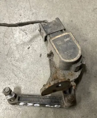 Headlight/headlamp level sensor