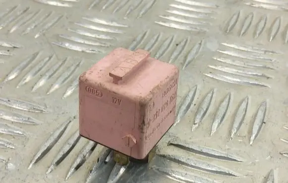 BMW 5 E39 Other relay 8365326