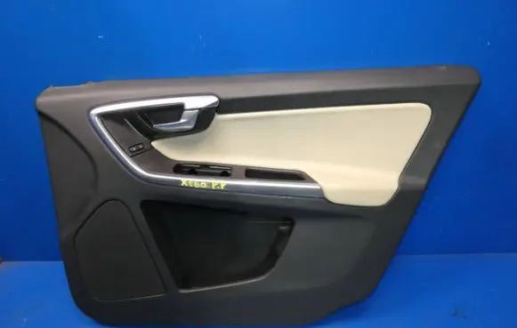Volvo XC60 Front door card panel trim