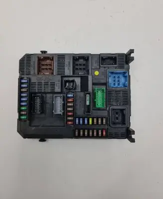 Peugeot 208 Fuse module E1064160