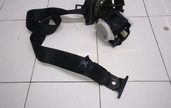 Cadillac BLS Rear seatbelt P12757686051379