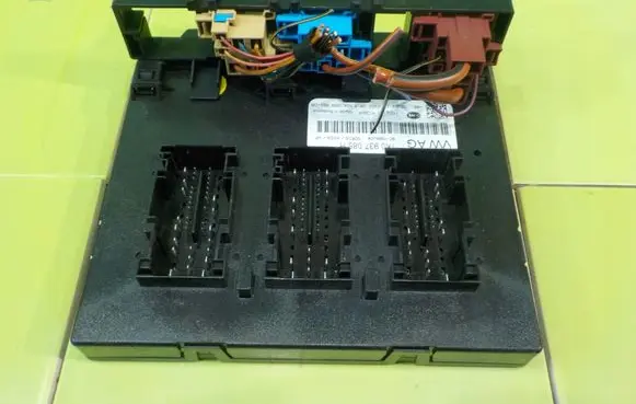 Volkswagen Golf VI Central body control module 1K0937085H XP255