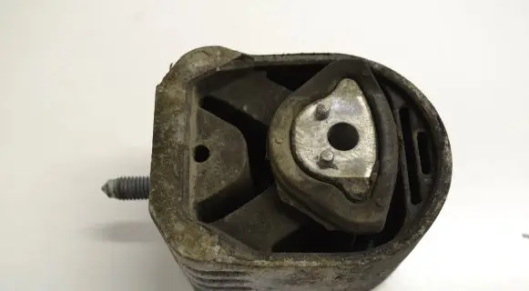 Mercedes-Benz A W169 Engine mount bracket