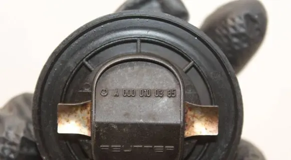 Mercedes-Benz A W169 Oil filler cap A0000100385