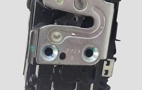 Nissan Leaf II (ZE1) Front door lock