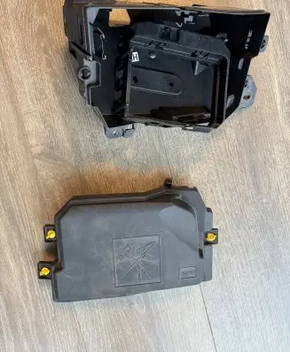 Renault Arkana Fuse box set 284B88494R