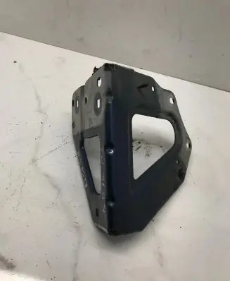 Audi A6 S6 C6 4F Fender mounting bracket 4F0821135