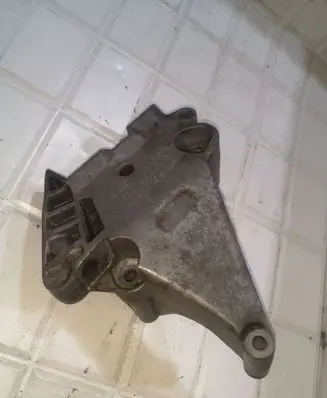 Engine mounting bracket