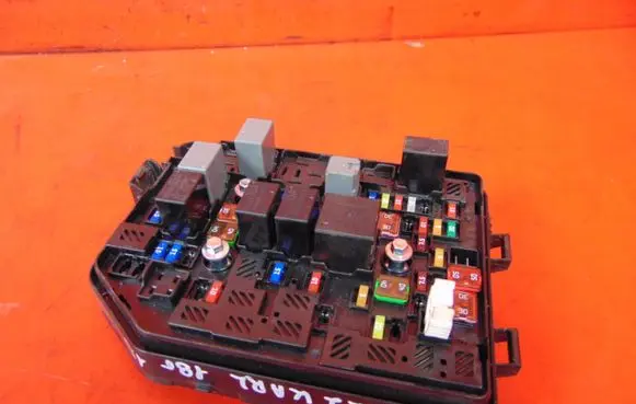 Opel Karl Relay mounting block 42641850 GK2