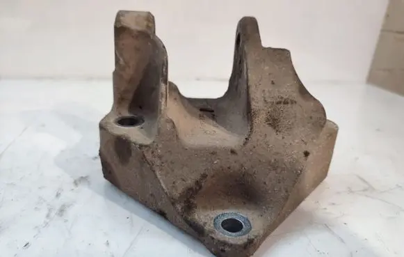 Nissan Qashqai+2 Engine mounting bracket