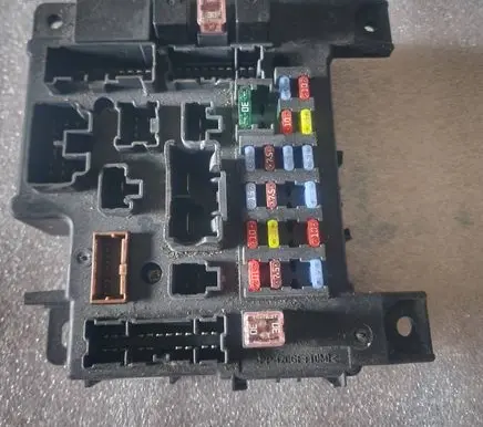 Peugeot 407 Fuse module 8637A319 L8637002A 00040923