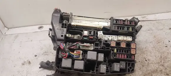 Toyota Avensis T270 Fuse module 8211105T70