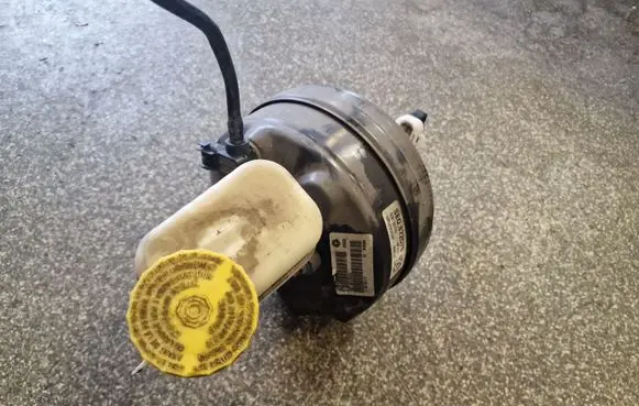 Chrysler 200 Brake booster
