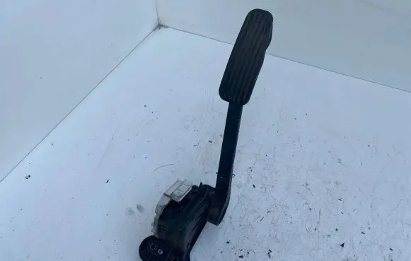 Volvo V70 Accelerator throttle pedal 9496821