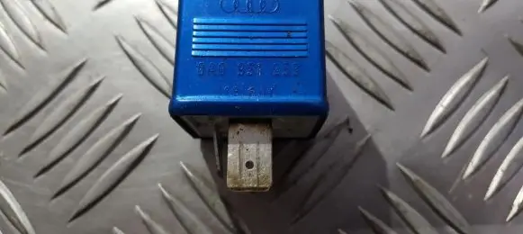 Volkswagen PASSAT B5.5 Other relay 8a0951253 899587