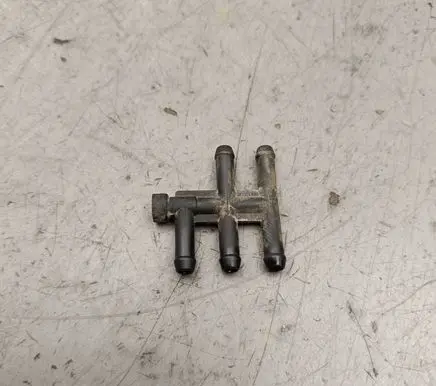 BMW 5 E39 Fuel distributor 1184632