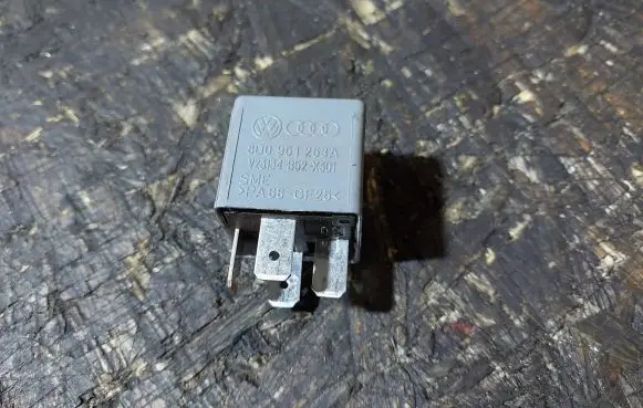 Volkswagen PASSAT B5 Other relay 8D0951253A 373