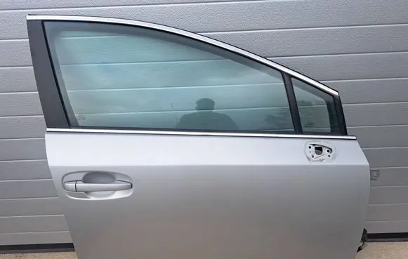Toyota Avensis T270 Front door