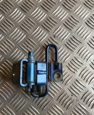 Volkswagen Touareg I Front door lower hinge 7L0831412