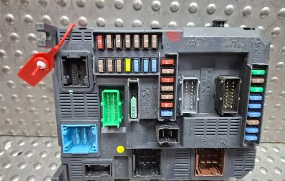 Peugeot 208 I Fuse module S26312505 9678355980