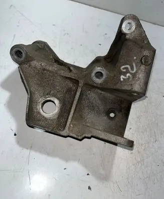 Volvo S80 Engine mounting bracket
