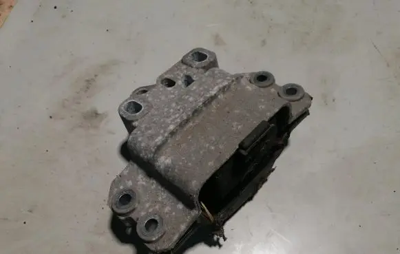 Volkswagen Tiguan Engine mount bracket 5N0199555